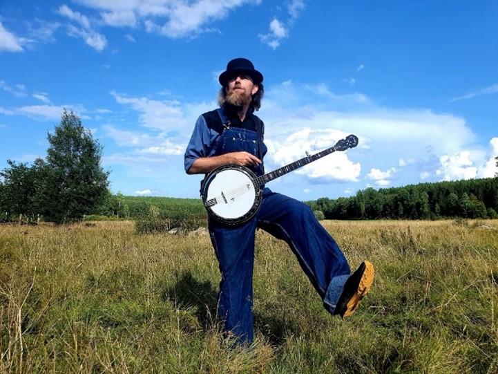 John Edwin med banjo dansar fram på gröngräset