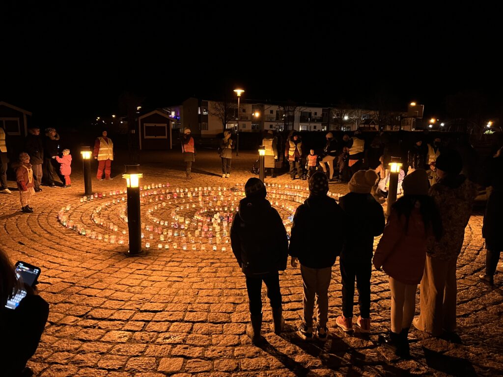 Grupp med människor vid ljusmanifestationen Tusen lyktor i Mönsterås kommun 2023.