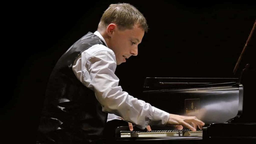 Marcin Dominik Gluch spelar piano
